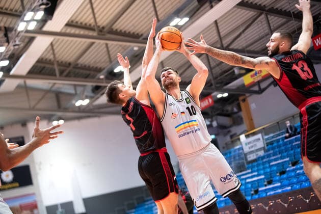 BARMER 2. Basketball Bundesliga Saison 2021 2022 Spieltag 22 am 29.01.22 Medipolis SC Jena vs Artland Dragons Mitte: Julius Wolf (Jena) am Ball gegen links Zachary Ensminger (Artland) und rechts Taren Valdis Sullivan (Artland) Sparkassen Arena