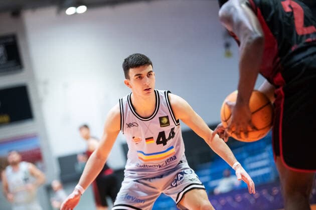 BARMER 2. Basketball Bundesliga Saison 2021 2022 Spieltag 22 am 29.01.22 Medipolis SC Jena vs Artland Dragons v.li. Vuk Radojicic (Jena) verteidigt Tramaine Andre Insabell JR (Artland) Sparkassen Arena