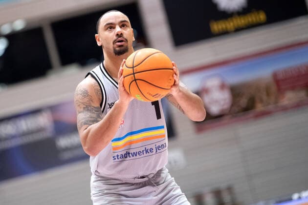 BARMER 2. Basketball Bundesliga Saison 2021 2022 Spieltag 22 am 29.01.22 Medipolis SC Jena vs Artland Dragons Davonte Lacy (Jena) beim Freiwurf, Portrait Sparkassen Arena