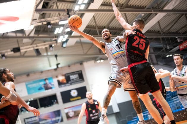 BARMER 2. Basketball Bundesliga Saison 2021 2022 Spieltag 22 am 29.01.22 Medipolis SC Jena vs Artland Dragons Mitte: Rayshawn Simmons (Jena) beim Korbleger gegen Jacob Knauf (Artland) Sparkassen Arena