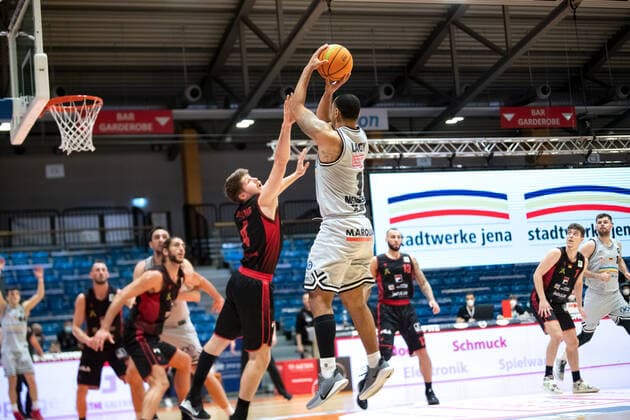BARMER 2. Basketball Bundesliga Saison 2021 2022 Spieltag 22 am 29.01.22 Medipolis SC Jena vs Artland Dragons Davonte Lacy (Jena) beim Wurf gegen Thorben Döding (Artland) Sparkassen Arena