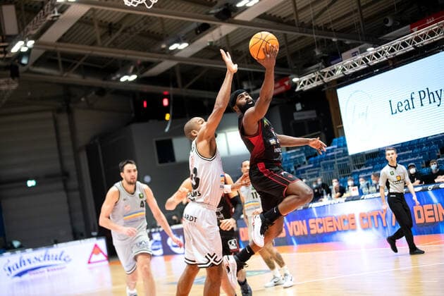 BARMER 2. Basketball Bundesliga Saison 2021 2022 Spieltag 22 am 29.01.22 Medipolis SC Jena vs Artland Dragons v.re. Demetrius Ward (Artland) beim Korbleger gegen Brandon Thomas (Jena) Sparkassen Arena