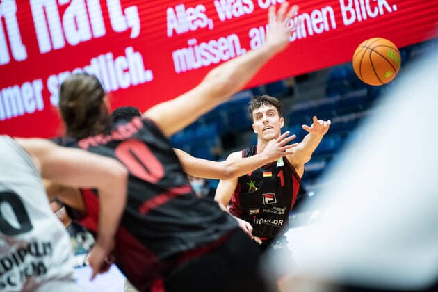 BARMER 2. Basketball Bundesliga Saison 2021 2022 Spieltag 22 am 29.01.22 Medipolis SC Jena vs Artland Dragons v.re. Zachary Ensminger (Artland) spielt einen Pass auf Adam Pechacek (Artland) Sparkassen Arena