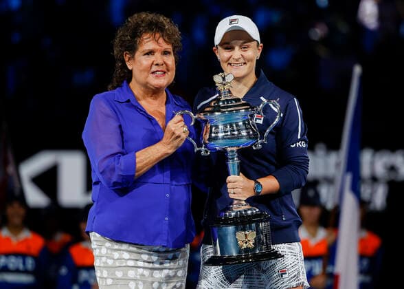 Bilder des Jahres 2022, Sport 01 Januar Sport Themen der Woche KW04 Sport Bilder des Tages Tennis, Australian Open, Damen, Finale, Siegerin Ashleigh Barty Tennis Legende Evonne Goolagong-Cawley ueberreicht den Pokal, Trophäe an die Siegerin Ash Barty, Siegerehrung, Praesentation Tennis - Australian Open 2022 - Grand Slam - Melbourne Park - Melbourne - Victoria - Australia - 29 January 2022. Copyright: xJuergenxHasenkopfx