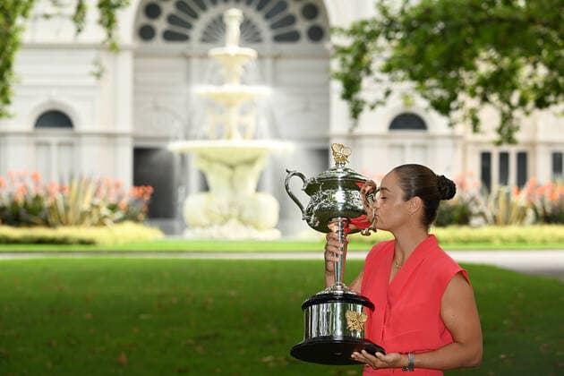 ASHLEIGH BARTY AUSTRALIAN OPEN 2022, Ashleigh Barty of Australia poses for a photograph with the Daphne Akhurst Memorial Cup during a media opportunity a day after winning the Women?s singles final of the Australian Open tennis tournament in Melbourne, Sunday, January 30, 2022. ( NO ARCHIVING, EDITORIAL USE ONLY, NO USE IN BOOKS WITHOUT CONSENT MELBOURNE VIC AUSTRALIA  Copyright: xDEANxLEWINSx 20220130001618286478