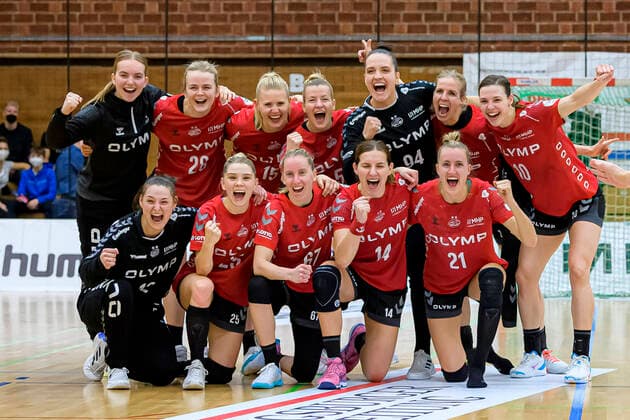 Bilder des Jahres 2022, Sport 01 Januar Sport Themen der Woche KW04 Sport Bilder des Tages Bietigheim, Deutschland 29. Januar 2022: HBF - 21 22 - Pokal Viertelfinale - SG BBM Bietigheim vs. BVB Borussia Dortmund die Mannschaft von Bietigheim Schlussjubel Schlußjubel Emotion Freude Bietigheim-Bissingen Halle am Viadukt Baden-Württemberg Deutschland
