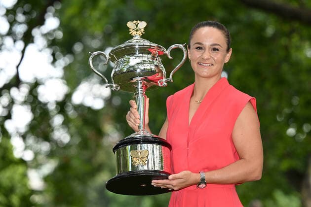 Sport Bilder des Tages ASHLEIGH BARTY AUSTRALIAN OPEN 2022, Ashleigh Barty of Australia poses for photos with the Daphne Akhurst Memorial Cup during a media opportunity a day after winning the Women?s singles final of the Australian Open tennis tournament in Melbourne, Sunday, January 30, 2022. ( NO ARCHIVING, EDITORIAL USE ONLY, NO USE IN BOOKS WITHOUT CONSENT MELBOURNE VIC AUSTRALIA  Copyright: xDAVExHUNTx 20220130001618365808