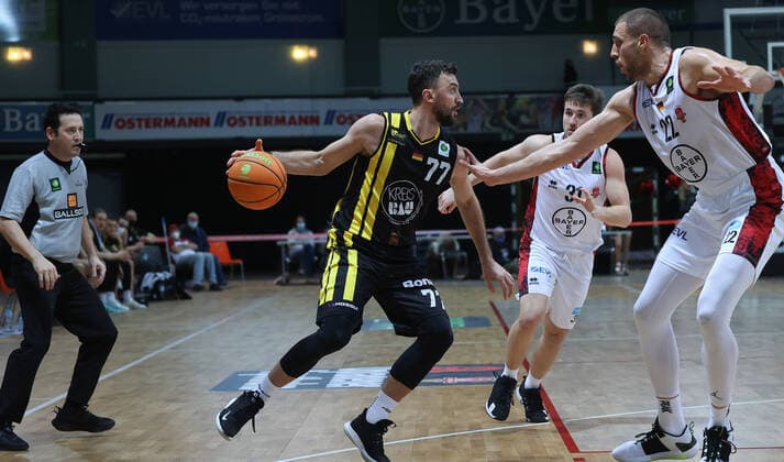 Dennis Heinzmann (Leverkusen 22) und Besnik Bekteshi (Kirchheim 77), Bayer Giants Leverkusen vs. VfL Kirchheim Knights, Basketball, 2. Bundesliga, 22. Spieltag, 29.01.2022, Bayer Giants Leverkusen vs. VfL Kirchheim Knights, Basketball, 2. Bundesliga, 22. Spieltag, 29.01.2022, Foto: EIBNER Joerg Niebergall Leverkusen Copyright: xJoergxNiebergall Eibner-Pressefox EP_JNL