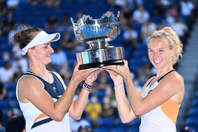 TENNIS AUSTRALIAN OPEN, Barbora Krejcikova (right) and Katerina Siniakova (left) of Czech Republic with the trophy following their win in the women?s doubles final against Anna Danilina of Kazakhstan and Beatriz Haddad Maia of Brazil on Day 14 of the Australian Open at Melbourne Park in Melbourne, Sunday, January 30, 2022. ( NO ARCHIVING, EDITORIAL USE ONLY, NO USE IN BOOKS WITHOUT CONSENT MELBOURNE VIC AUSTRALIA  Copyright: xDAVExHUNTx 20220130001618386944