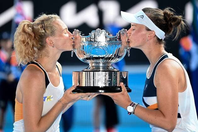 Bilder des Jahres 2022, Sport 01 Januar Sport Themen der Woche KW04 Sport Bilder des Tages Mandatory Credit: Photo by James Gourley Shutterstock (12778011y) Barbora Krejcikova and Katerina Siniakova celebrate winning the Womens Doubles final Australian Open, Day Fourteen, Tennis, Melbourne Park, Melbourne, Australia - 30 Jan 2022 Australian Open, Day Fourteen, Tennis, Melbourne Park, Melbourne, Australia - 30 Jan 2022  Copyright: xJamesxGourley Shutterstockx 12778011y