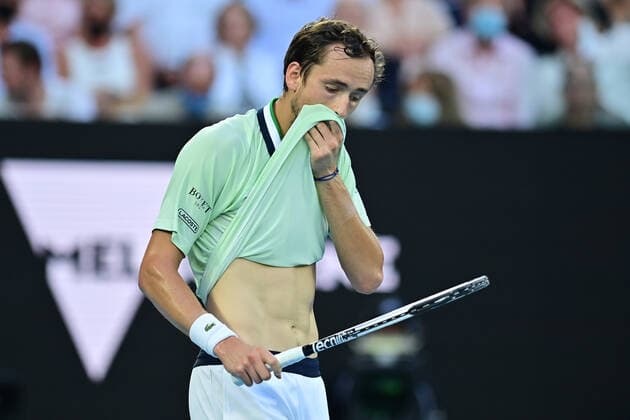 TENNIS AUSTRALIAN OPEN, Russia?s Daniil Medveded wipes sweat during the men?s singles final against Russia?s Daniil Medveded on Day 14 of the Australian Open at Melbourne Park in Melbourne, Saturday, January 29, 2022. ( NO ARCHIVING, EDITORIAL USE ONLY, NO USE IN BOOKS WITHOUT CONSENT MELBOURNE VIC AUSTRALIA  Copyright: xJOELxCARRETTx 20220130001618401811
