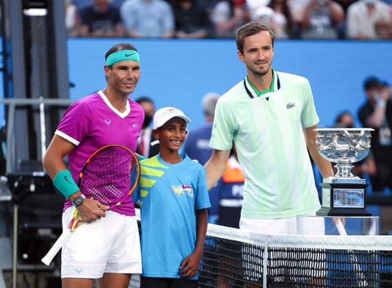 Sport Bilder des Tages Mandatory Credit: Photo by Ella Ling Shutterstock (12778014ak) Rafael Nadal and Daniil Medvedev ahead of the Men s SIngles final Australian Open, Day Fourteen, Tennis, Melbourne Park, Melbourne, Australia - 30 Jan 2022 Australian Open, Day Fourteen, Tennis, Melbourne Park, Melbourne, Australia - 30 Jan 2022 Copyright: xEllaxLing Shutterstockx 12778014ak