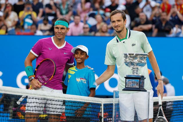 Daniil Medvedev und Rafael Nadal vor Spielbeginn am Netz, Finale, Endspiel Tennis - Australian Open 2022 - Grand Slam - Melbourne Park - Melbourne - Victoria - Australia - 30 January 2022. Copyright: xJuergenxHasenkopfx
