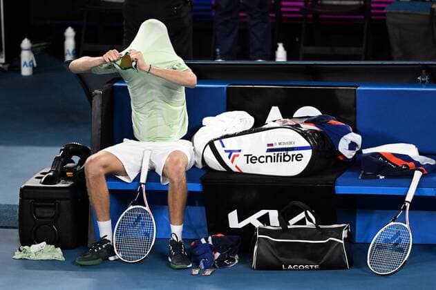 Mandatory Credit: Photo by James Gourley Shutterstock (12778011fb) Daniil Medvedev changes his shirt during the Men s Singles final Australian Open, Day Fourteen, Tennis, Melbourne Park, Melbourne, Australia - 30 Jan 2022 Australian Open, Day Fourteen, Tennis, Melbourne Park, Melbourne, Australia - 30 Jan 2022 Copyright: xJamesxGourley Shutterstockx 12778011fb