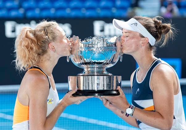 (220130) -- MELBOURNE, Jan. 30, 2022 -- Katerina Siniakova (L) Barbora Krejcikova of the Czech Republic kiss the trophy after winning the women s doubles final match against Anna Danilina of Kazakhstan Beatriz Haddad Maia of Brazil at Australian Open in Melbourne, Australia, on Jan. 30, 2022. ) (SP)AUSTRALIA-MELBOURNE-TENNIS-AUSTRALIAN OPEN-WOMEN S DOUBLES-FINAL BaixXuefei 