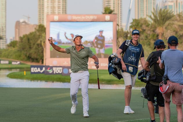 Bilder des Jahres 2022, Sport 01 Januar Sport Themen der Woche KW04 Sport Bilder des Tages Viktor Holland of Norway throws his ball to the crowd after victory in the play off to win the 2022 DP World Tour Slync.io Dubai Desert Classic at Emirates Golf Club, Dubai, UAE on 30 January 2022. Copyright: xGrantxWinterx 30810220