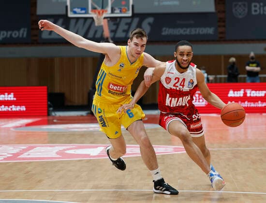 30.01.2022, Basketball, BBL, Hauptrunde, s.Oliver Wuerzburg - Alba Berlin, GER, Wuerzburg, tectake-Arena Bild v, li.: Malte Delow (ALBA BERLIN) und Cameron Hunt (s.Oliver Wuerzburg) Copyright: HMBxMedia xHeikoxBecker