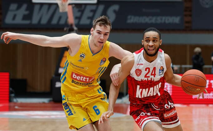 30.01.2022, Basketball, BBL, Hauptrunde, s.Oliver Wuerzburg - Alba Berlin, GER, Wuerzburg, tectake-Arena Bild v, li.: Malte Delow (ALBA BERLIN) und Cameron Hunt (s.Oliver Wuerzburg) Copyright: HMBxMedia xHeikoxBecker