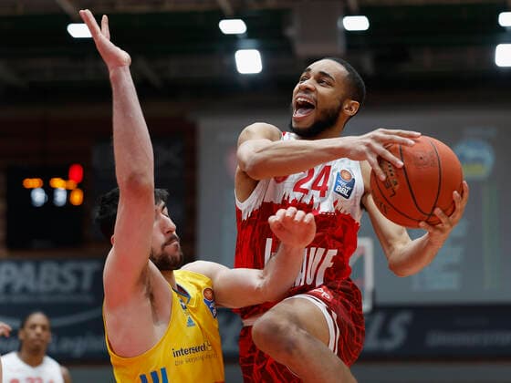 30.01.2022, Basketball, BBL, Hauptrunde, s.Oliver Wuerzburg - Alba Berlin, GER, Wuerzburg, tectake-Arena Bild v, li.: Yovel Zoosman (ALBA BERLIN) und Cameron Hunt (s.Oliver Wuerzburg) Copyright: HMBxMedia xHeikoxBecker