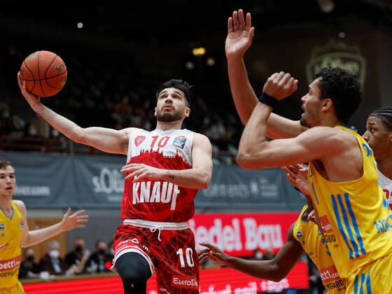 30.01.2022, Basketball, BBL, Hauptrunde, s.Oliver Wuerzburg - Alba Berlin, GER, Wuerzburg, tectake-Arena Bild v, li.: Luciano Parodi (s.Oliver Wuerzburg), Jaleen Smith (ALBA BERLIN) und Oscar Da Silva (ALBA BERLIN) Copyright: HMBxMedia xHeikoxBecker