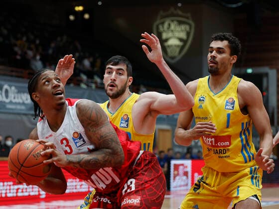 30.01.2022, Basketball, BBL, Hauptrunde, s.Oliver Wuerzburg - Alba Berlin, GER, Wuerzburg, tectake-Arena Bild v, li.: Desi Rodriguez (s.Oliver Wuerzburg), Yovel Zoosman (ALBA BERLIN) und Oscar Da Silva (ALBA BERLIN) Copyright: HMBxMedia xHeikoxBecker