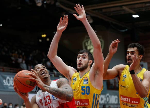 30.01.2022, Basketball, BBL, Hauptrunde, s.Oliver Wuerzburg - Alba Berlin, GER, Wuerzburg, tectake-Arena Bild v, li.: Desi Rodriguez (s.Oliver Wuerzburg), Yovel Zoosman (ALBA BERLIN) und Oscar Da Silva (ALBA BERLIN) Copyright: HMBxMedia xHeikoxBecker