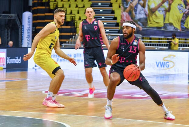 GER, Basketball,easy Credit-BBL, EWE Baskets Oldenburg vs Telekom Baskets Bonn 30.01.2022, EWE Arena, Oldenburg, GER, easy Credit-BBL, EWE Baskets Oldenburg vs Telekom Baskets Bonn , im Bild Javontae HAWKINS ( Telekom Baskets Bonn 13 ) Michal MICHALAK ( EWE Baskets Oldenburg 20 ) Karsten TADDA ( Telekom Baskets Bonn 9 )