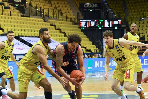 GER, Basketball,easy Credit-BBL, EWE Baskets Oldenburg vs Telekom Baskets Bonn 30.01.2022, EWE Arena, Oldenburg, GER, easy Credit-BBL, EWE Baskets Oldenburg vs Telekom Baskets Bonn , im Bild Michael KESSENS ( Telekom Baskets Bonn 6 ) Martin BREUNING ( EWE Baskets Oldenburg 12 ) Alen PJANIC ( EWE Baskets Oldenburg 35 )
