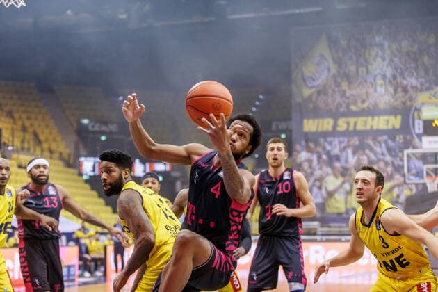 Oldenburg, Niedersachsen, DEU, 30.01.2022, Justin Gorham (rechts, Telekom Baskets Bonn) und Cameron Clark (links, EWE Baskets Oldenburg) EWE Baskets Oldenburg vs. Telekom Baskets Bonn. 1. Basketball-Bundesliga Saison 2021 2022, 19. Spieltag, Grosse EWE Arena. EWE Baskets Oldenburg vs. Telekom Baskets Bonn