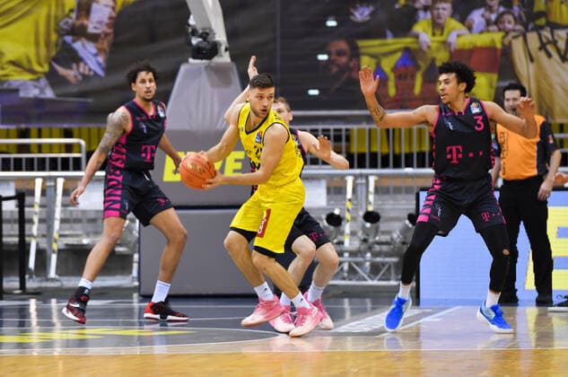 GER, Basketball,easy Credit-BBL, EWE Baskets Oldenburg vs Telekom Baskets Bonn 30.01.2022, EWE Arena, Oldenburg, GER, easy Credit-BBL, EWE Baskets Oldenburg vs Telekom Baskets Bonn , im Bild Michal MICHALAK ( EWE Baskets Oldenburg 20 ) Michael KESSENS ( Telekom Baskets Bonn 6 ) Tyson WARD ( Telekom Baskets Bonn 3 )