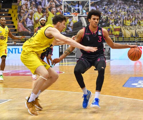 GER, Basketball,easy Credit-BBL, EWE Baskets Oldenburg vs Telekom Baskets Bonn 30.01.2022, EWE Arena, Oldenburg, GER, easy Credit-BBL, EWE Baskets Oldenburg vs Telekom Baskets Bonn , im Bild Tyson WARD ( Telekom Baskets Bonn 3 ) Alen PJANIC ( EWE Baskets Oldenburg 35 )