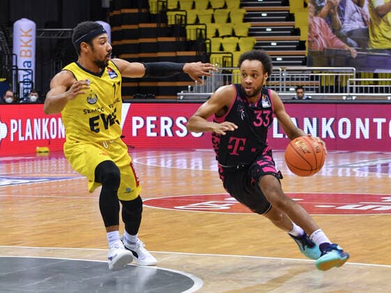 GER, Basketball,easy Credit-BBL, EWE Baskets Oldenburg vs Telekom Baskets Bonn 30.01.2022, EWE Arena, Oldenburg, GER, easy Credit-BBL, EWE Baskets Oldenburg vs Telekom Baskets Bonn , im Bild Parker JACKSON-CARTWRIGHT ( Telekom Baskets Bonn 33 Phil PRESSEY ( EWE Baskets Oldenburg 11 )