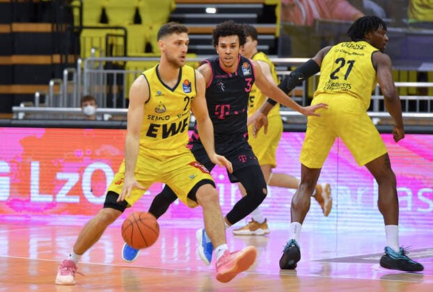 GER, Basketball,easy Credit-BBL, EWE Baskets Oldenburg vs Telekom Baskets Bonn 30.01.2022, EWE Arena, Oldenburg, GER, easy Credit-BBL, EWE Baskets Oldenburg vs Telekom Baskets Bonn , im Bild Michal MICHALAK ( EWE Baskets Oldenburg 20 ) Tyson WARD ( Telekom Baskets Bonn 3 ) Tai ODIASE ( EWE Baskets Oldenburg 21 )