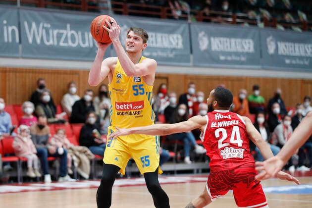 30.01.2022, Hautrunde 2021 22, 19. Spieltag, s.Oliver Wuerzburg vs. ALBA Berlin, easyCredit BBL, 19. Spieltag, GER, Wuerzburg, tectake-ARENA, Bild: v.li. Ben Lammers (ALBA BERLIN) gegen Cameron Hunt (s.Oliver Wuerzburg) Copyright: HMBxMedia xHeikoxBecker