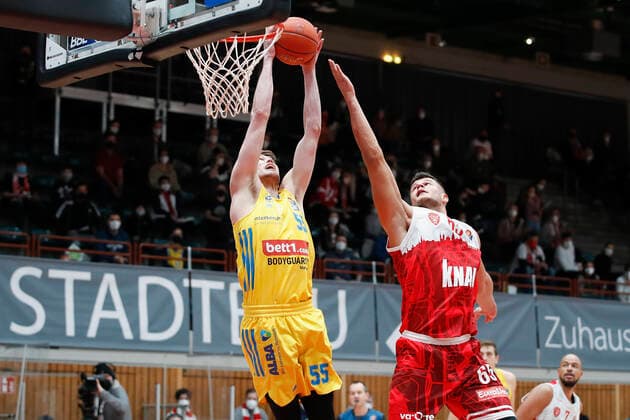 30.01.2022, Hautrunde 2021 22, 19. Spieltag, s.Oliver Wuerzburg vs. ALBA Berlin, easyCredit BBL, 19. Spieltag, GER, Wuerzburg, tectake-ARENA, Bild: v.li. Ben Lammers (ALBA BERLIN) gegen Filip Stanic (s.Oliver Wuerzburg) Copyright: HMBxMedia xHeikoxBecker