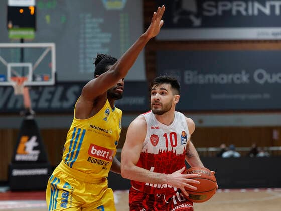 30.01.2022, Basketball, BBL, Hauptrunde, s.Oliver Wuerzburg - Alba Berlin, GER, Wuerzburg, tectake-Arena Bild v, li.: Jaleen Smith (ALBA BERLIN) und Luciano Parodi (s.Oliver Wuerzburg) Copyright: HMBxMedia xHeikoxBecker