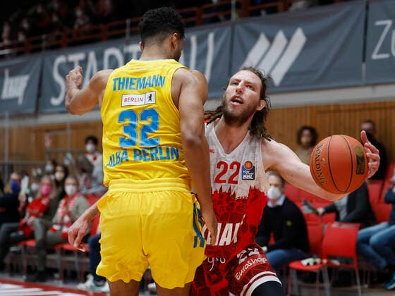 30.01.2022, Basketball, BBL, Hauptrunde, s.Oliver Wuerzburg - Alba Berlin, GER, Wuerzburg, tectake-Arena Bild v, li.: Johannes Thiemann (ALBA BERLIN) und Craig Moller (s.Oliver Wuerzburg) Copyright: HMBxMedia xHeikoxBecker