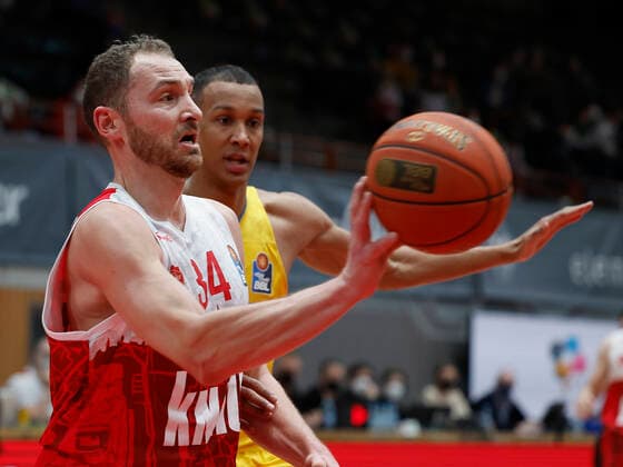 30.01.2022, Basketball, BBL, Hauptrunde, s.Oliver Wuerzburg - Alba Berlin, GER, Wuerzburg, tectake-Arena Bild v, li.: Felix Hoffmann (s.Oliver Wuerzburg) und Louis Olinde (ALBA BERLIN) Copyright: HMBxMedia xHeikoxBecker