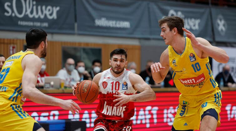 30.01.2022, Basketball, BBL, Hauptrunde, s.Oliver Wuerzburg - Alba Berlin, GER, Wuerzburg, tectake-Arena Bild v, li.: Yovel Zoosman (ALBA BERLIN), Luciano Parodi (s.Oliver Wuerzburg) und Tim Schneider (ALBA BERLIN) Copyright: HMBxMedia xHeikoxBecker