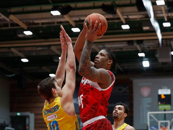 30.01.2022, Basketball, BBL, Hauptrunde, s.Oliver Wuerzburg - Alba Berlin, GER, Wuerzburg, tectake-Arena Bild v, li.: Tim Schneider (ALBA BERLIN) und Desi Rodriguez (s.Oliver Wuerzburg) Copyright: HMBxMedia xHeikoxBecker