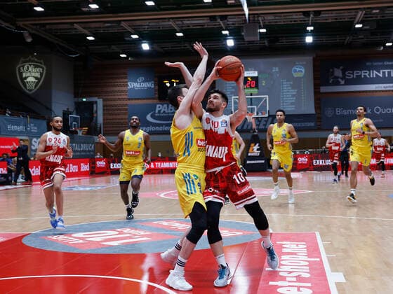 30.01.2022, Basketball, BBL, Hauptrunde, s.Oliver Wuerzburg - Alba Berlin, GER, Wuerzburg, tectake-Arena Bild v, li.: Yovel Zoosman (ALBA BERLIN) und Luciano Parodi (s.Oliver Wuerzburg) Copyright: HMBxMedia xHeikoxBecker