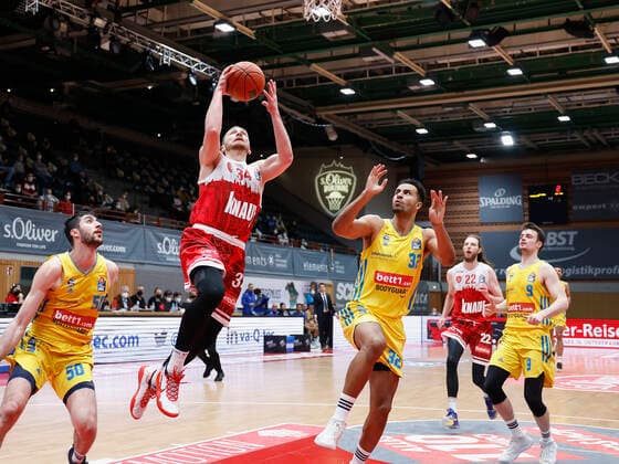 30.01.2022, Basketball, BBL, Hauptrunde, s.Oliver Wuerzburg - Alba Berlin, GER, Wuerzburg, tectake-Arena Bild v, li.: Felix Hoffmann (s.Oliver Wuerzburg) und Johannes Thiemann (ALBA BERLIN) Copyright: HMBxMedia xHeikoxBecker