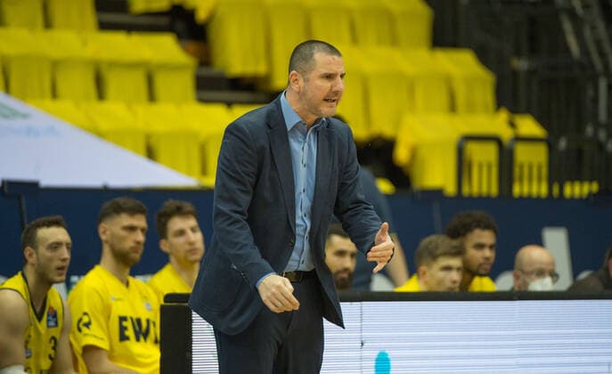 GER, Basketball,easy Credit-BBL, EWE Baskets Oldenburg vs Telekom Baskets Bonn 30.01.2022, EWE Arena, Oldenburg, GER, easy Credit-BBL, EWE Baskets Oldenburg vs Telekom Baskets Bonn , im Bild das erste Heimspiel als neuer Headcoach der EWE Baskest Oldenburg Alen ABAZ ( EWE Baskets Oldenburg Head-Coach Trainer )
