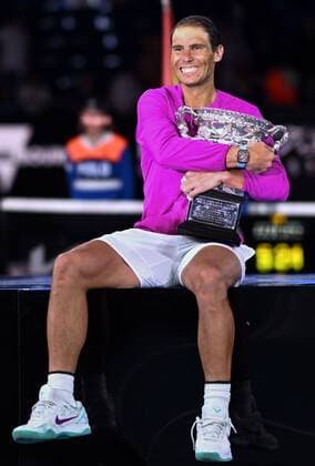 Mandatory Credit: Photo by James Gourley Shutterstock (12778011gp) Rafael Nadal celebrates victory in the Men s Singles final with the Norman Brookes Challenge Cup Australian Open, Day Fourteen, Tennis, Melbourne Park, Melbourne, Australia - 30 Jan 2022 Australian Open, Day Fourteen, Tennis, Melbourne Park, Melbourne, Australia - 30 Jan 2022 Copyright: xJamesxGourley Shutterstockx 12778011gp