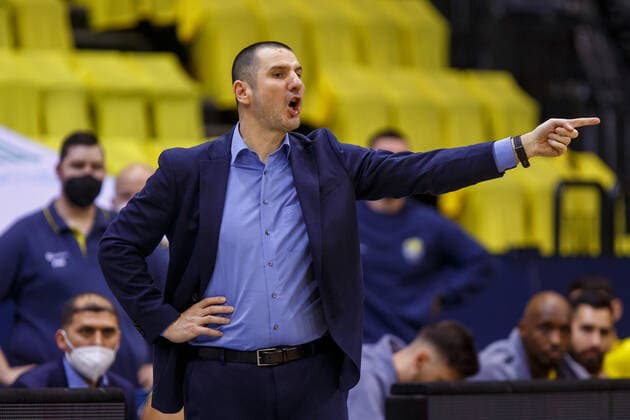 Oldenburg, Niedersachsen, DEU, 30.01.2022, Head Coach Alen Abaz (EWE Baskets Oldenburg) gestikuliert an der Seitenlinie. EWE Baskets Oldenburg vs. Telekom Baskets Bonn. 1. Basketball-Bundesliga Saison 2021 2022, 19. Spieltag, Grosse EWE Arena. EWE Baskets Oldenburg vs. Telekom Baskets Bonn