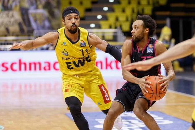 Oldenburg, Niedersachsen, DEU, 30.01.2022, Parker Jackson-Cartwright (Mitte, Telekom Baskets Bonn), Phil Pressey (links, EWE Baskets Oldenburg). EWE Baskets Oldenburg vs. Telekom Baskets Bonn. 1. Basketball-Bundesliga Saison 2021 2022, 19. Spieltag, Grosse EWE Arena. EWE Baskets Oldenburg vs. Telekom Baskets Bonn