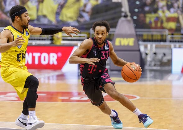 Oldenburg, Niedersachsen, DEU, 30.01.2022, Parker Jackson-Cartwright (rechts, Telekom Baskets Bonn) und Phil Pressey (links, EWE Baskets Oldenburg). EWE Baskets Oldenburg vs. Telekom Baskets Bonn. 1. Basketball-Bundesliga Saison 2021 2022, 19. Spieltag, Grosse EWE Arena. EWE Baskets Oldenburg vs. Telekom Baskets Bonn