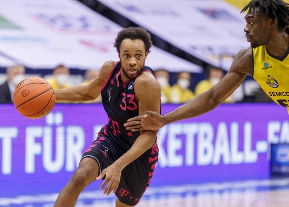 Oldenburg, Niedersachsen, DEU, 30.01.2022, Parker Jackson-Cartwright (links, Telekom Baskets Bonn) und Tai Odiase (rechts, EWE Baskets Oldenburg). EWE Baskets Oldenburg vs. Telekom Baskets Bonn. 1. Basketball-Bundesliga Saison 2021 2022, 19. Spieltag, Grosse EWE Arena. EWE Baskets Oldenburg vs. Telekom Baskets Bonn
