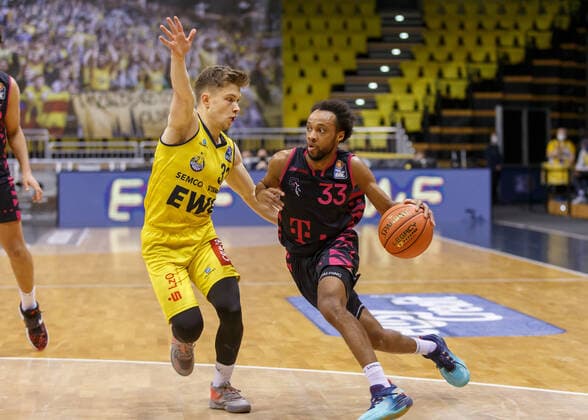 Oldenburg, Niedersachsen, DEU, 30.01.2022, Parker Jackson-Cartwright (rechts, Telekom Baskets Bonn) und Bennet Hundt (EWE Baskets Oldenburg). EWE Baskets Oldenburg vs. Telekom Baskets Bonn. 1. Basketball-Bundesliga Saison 2021 2022, 19. Spieltag, Grosse EWE Arena. EWE Baskets Oldenburg vs. Telekom Baskets Bonn