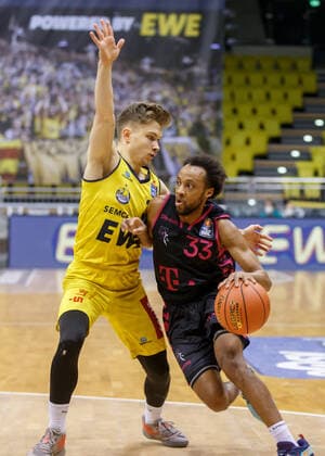 Oldenburg, Niedersachsen, DEU, 30.01.2022, Parker Jackson-Cartwright (rechts, Telekom Baskets Bonn) und Bennet Hundt (EWE Baskets Oldenburg). EWE Baskets Oldenburg vs. Telekom Baskets Bonn. 1. Basketball-Bundesliga Saison 2021 2022, 19. Spieltag, Grosse EWE Arena. EWE Baskets Oldenburg vs. Telekom Baskets Bonn